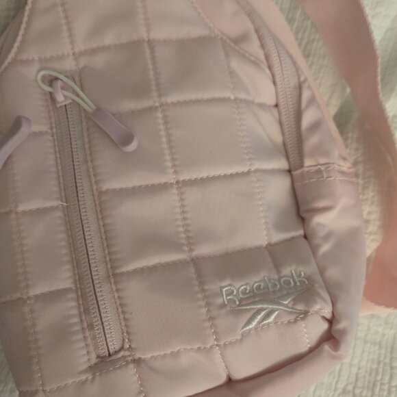 Reebok crossbody bag in berry baby pink - Picture 2 of 5
